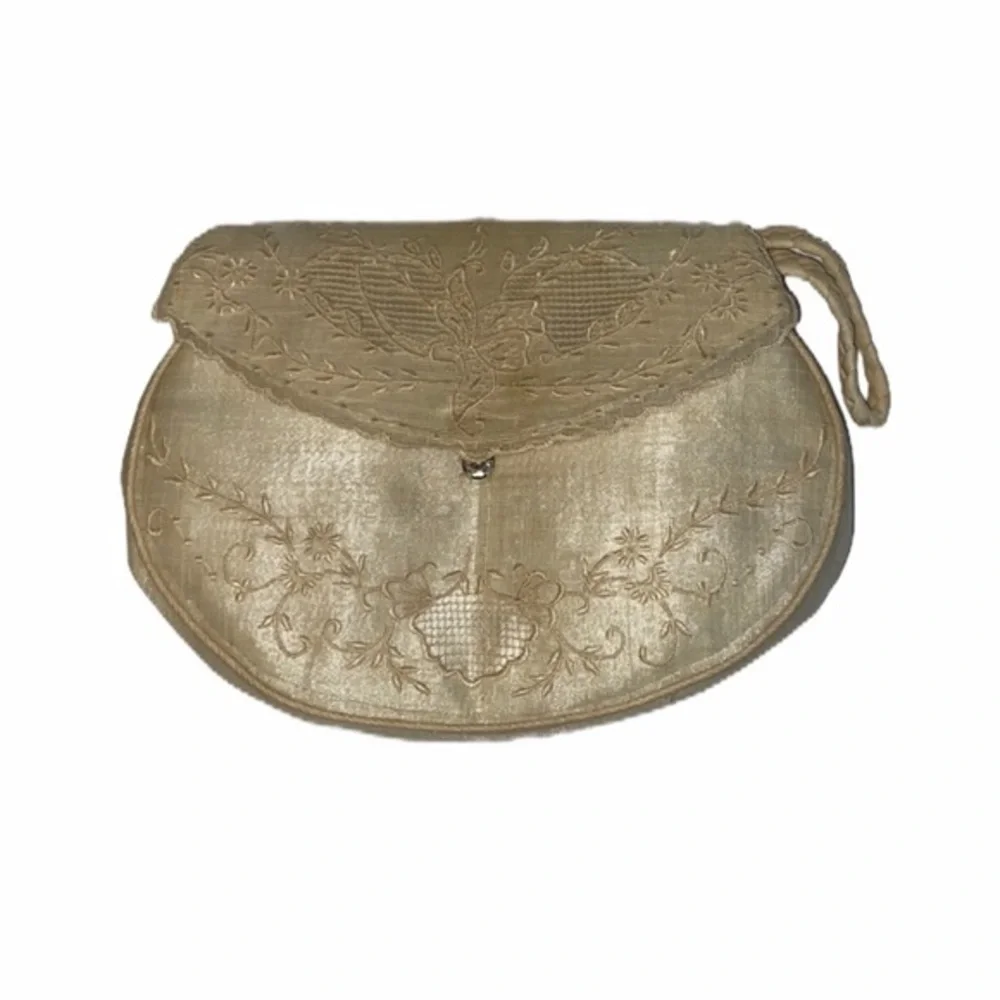 Vintage off white wristlet clutch. Snap closure, floral design